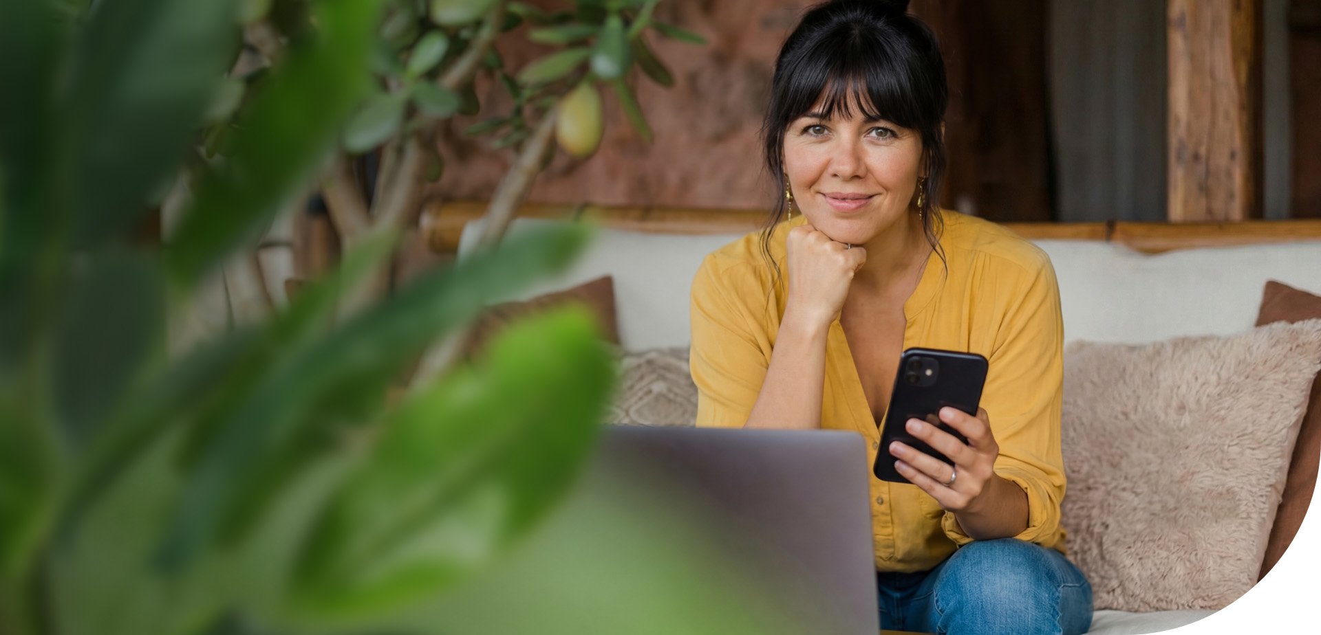 Person im Alltag zwischen Arbeit und Freizeit, die bewusst auf ihre Gesundheit achtet