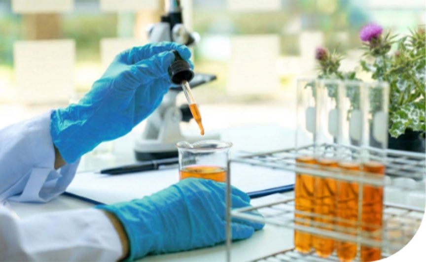 Laborumgebung mit Pipette und Reagenzgläsern zur Prüfung von Inhaltsstoffen