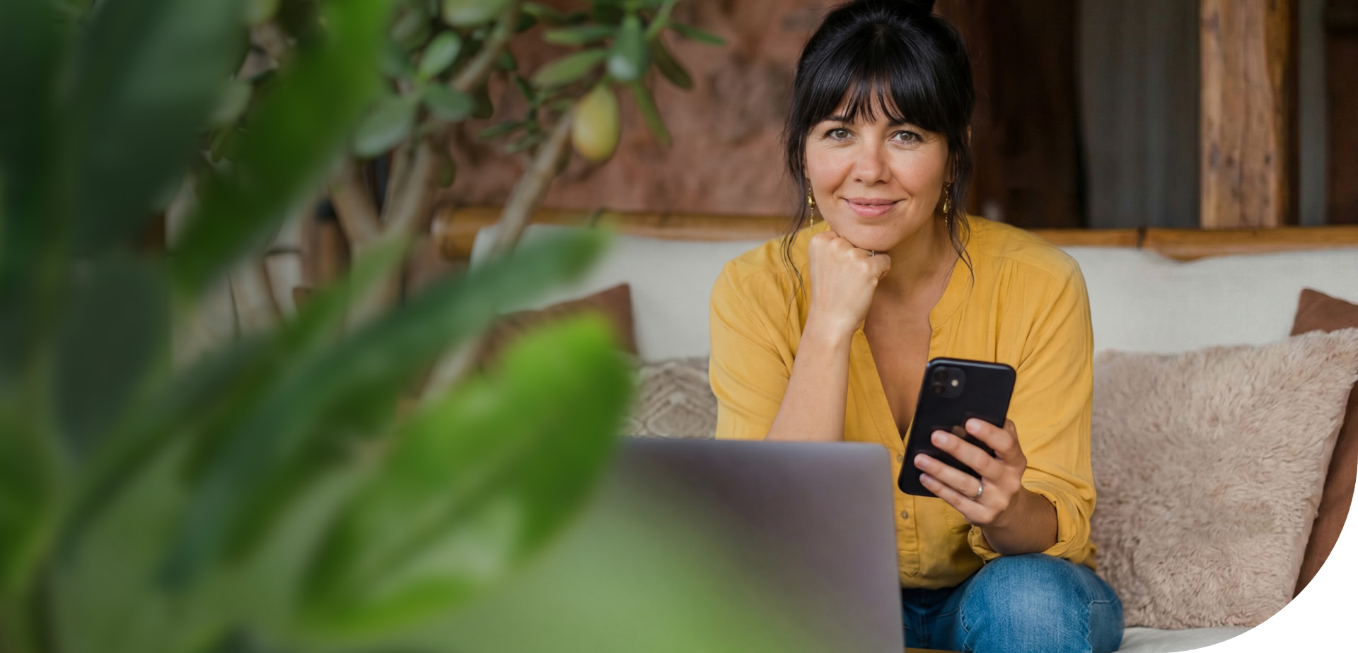 Person im Alltag zwischen Arbeit und Freizeit, die bewusst auf ihre Gesundheit achtet