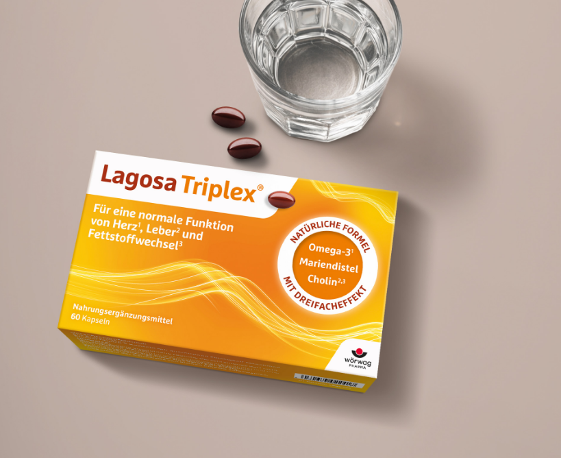 Lagosa Triplex Packung neben einem Glas Wasser zur täglichen Einnahme