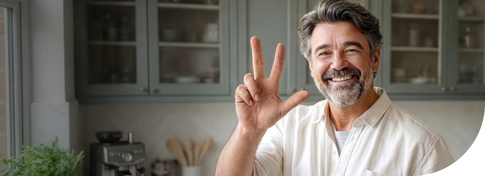 Person im Alltag, die bewusst auf ihre Gesundheit und ihr Wohlbefinden achtet